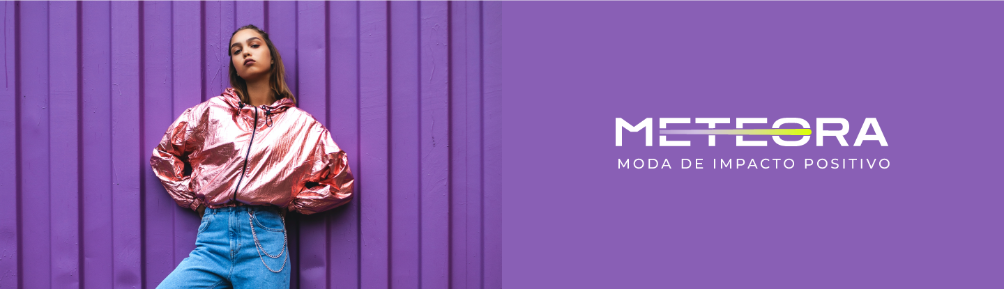 modelo feminina vestindo blusa rosa fluorescente em fundo lilás